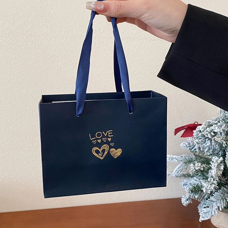 Zestaw biżuterii w kształcie róży.